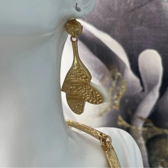 OSCAR DE LA RENTA Magnolia Resin Flower Necklace & Earrings (White & Gold)